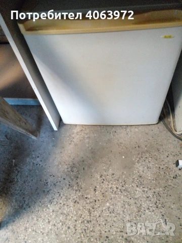 Продавам малък хладилник.