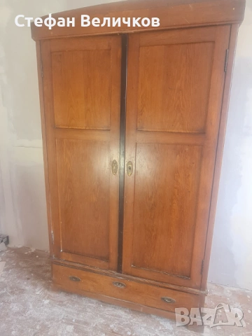 Стар масивен гардероб, изработен от благороден орех