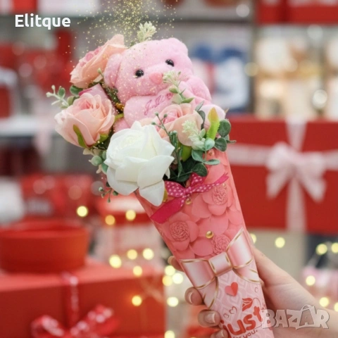 Декоративен подаръчен букет с плюшено мече и изкуствени цветя
