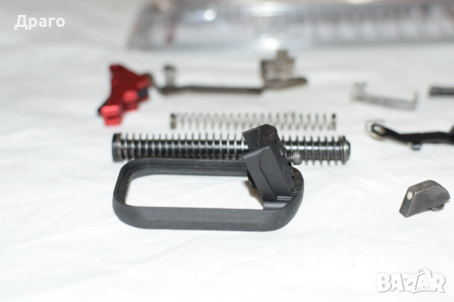 Лот части и аксесоари за Glock 17 , снимка 4 - Бойно оръжие - 53741991