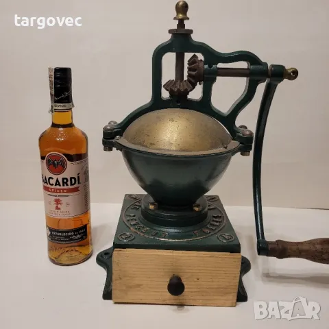 старинна огромна магазинска мелница за мелене на кафе