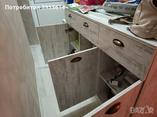 Продавам чисто нов скрин с три вратички и три шкафчета , снимка 5 - Скринове - 52035464
