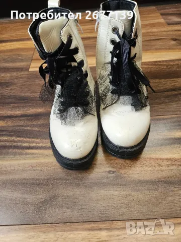 Бели, лачени кубинки, снимка 2 - Дамски боти - 47321076