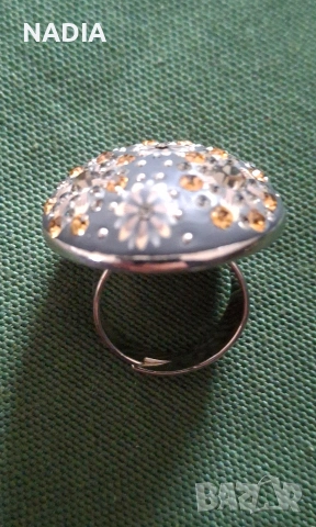 Пръстен с камъчета.
