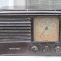 Бакелитово радио , снимка 1 - Радиокасетофони, транзистори - 36145185