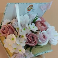 Кутия книга📖 със сапунени цветя, снимка 11 - Подаръци за жени - 40981192