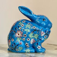 Деко фигура - Порцеланов заек на цветя (син), снимка 1 - Декорация за дома - 39370408