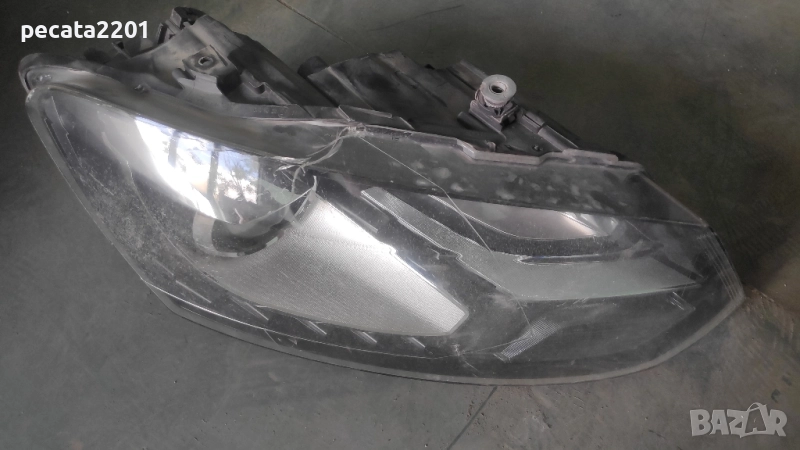 Продавам - оригинален десен ксенонов фар за VW Polo 2009-2015 със счупено стъкло, снимка 1
