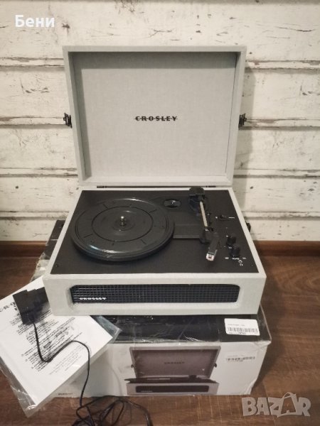 Продавам грамофон Crosley  с говорители и Bluetooth , снимка 1