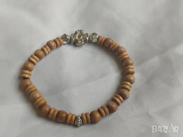 Гривна с елементи от дърво и кръстче - НОВА!, снимка 2 - Гривни - 55781460