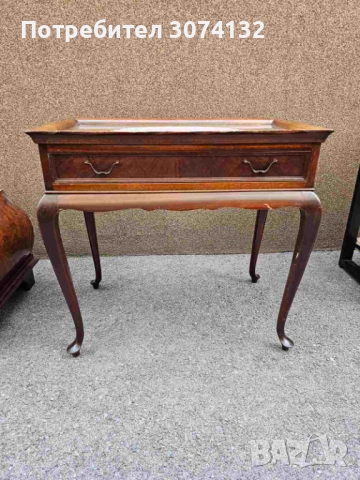 Елегантна помощна маса в стил Луи 15