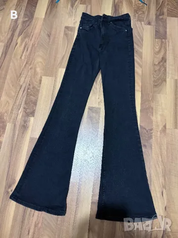 Черни разкроени дънки Bershka (тип flare), снимка 1