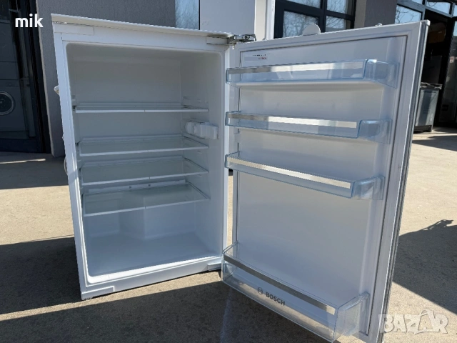 Малък хладилник за вграждане Bosch , снимка 2 - Хладилници - 53743980