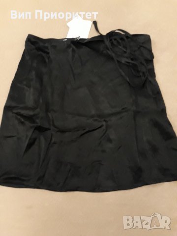 Черна къса секси пола сатен, чисто нова с нейно коланче, с цип, снимка 5 - Поли - 39217840