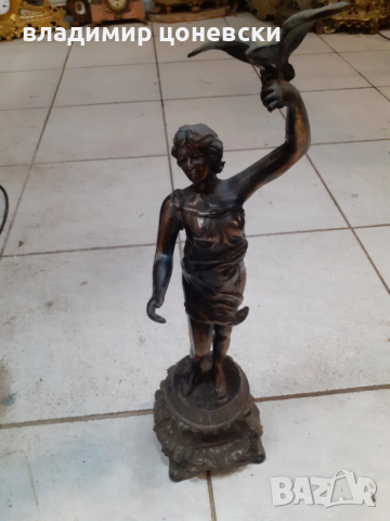 Стара метална френска статуетка