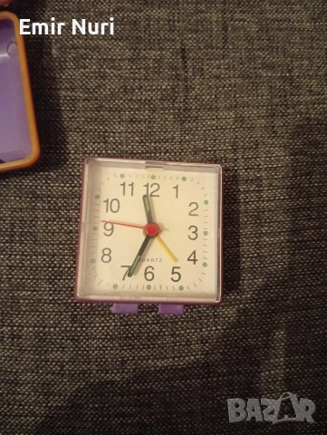 Продавам часовник будилник (БЕЗ БАТЕРИИ), снимка 3 - Стенни часовници - 53638337