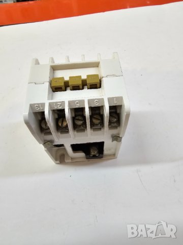 контактор контактори  24 волта променливо   има 5 контакта  х 6 Ампера, захранване 24  волта ., снимка 2 - Резервни части за машини - 39596698