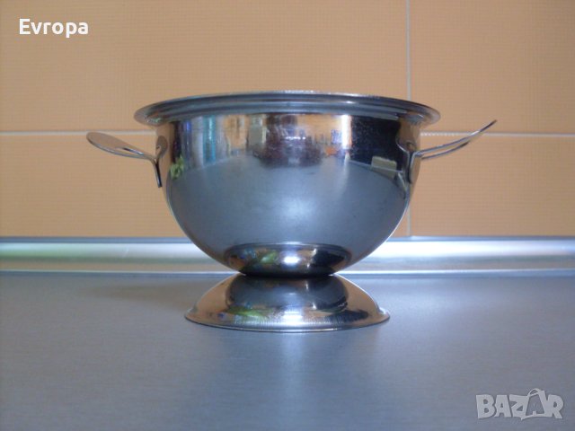 Неръждаема купа и чинии.