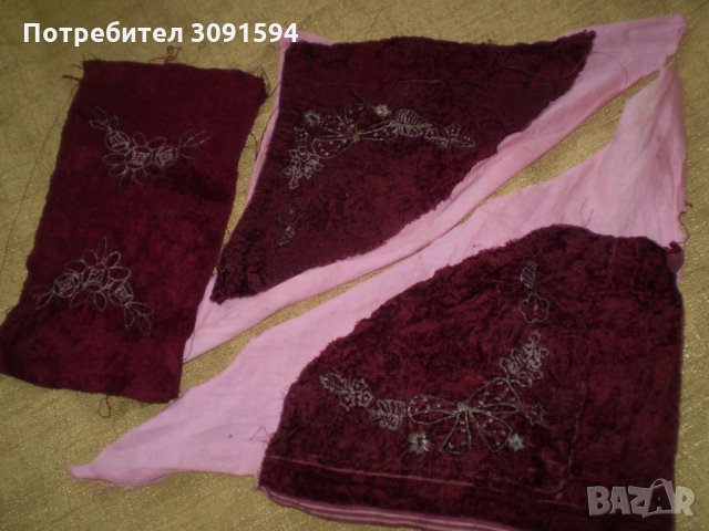 Два Антикварни мотиви бродирани на червено кадифе със сърма