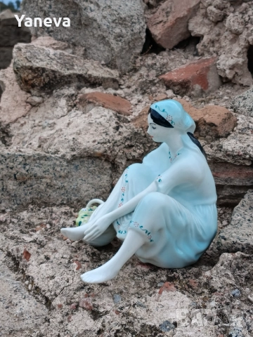 Vintage порцеланова статуетка на дама с кошница в седнала поза, снимка 6 - Статуетки - 51912759