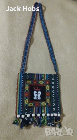 Хипи-рок чантичка с емблемата на Пинк Флойд 