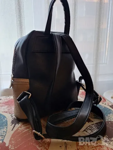 Дамска раница,среден размер,цвят черен и златист,като нова, снимка 3 - Чанти - 49025688