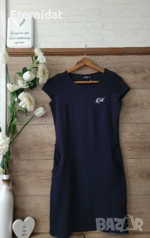 Спортно елегантна рокля тип тениска с джобове 