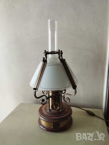 стара викторианска настолна лампа