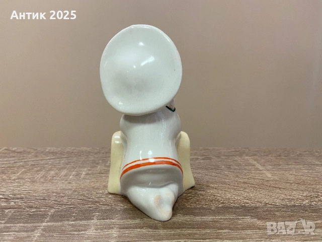 Порцеланова статуетка „Ще стана капитан (Капитанската дъщеря)“, снимка 3 - Антикварни и старинни предмети - 52410436