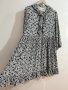 Разкошна дълга рокля с ефектни къдрички и копчета до талията в нежен флорален десен, снимка 3