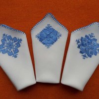 Разнообразни ръчно бродирани копринени кърпички с български шевици, снимка 3 - Ръчно изработени сувенири - 41248142