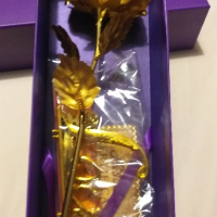 Златна роза със поставка, снимка 1 - Подаръци за жени - 44549261