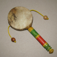 Китайско/тибетско ръчно барабанче с дръжка и 2 топчета, естествена кожа, отлично, снимка 3 - Ударни инструменти - 44702385