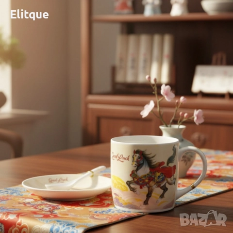 Подаръчен късметлийски порцеланов комплект – чаша, чинийка и лъжичка с празничен дизайн на коне, снимка 2 - Други - 52571520