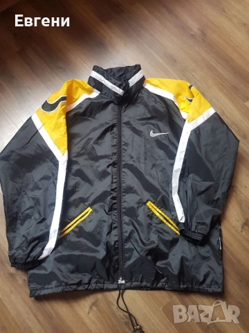 Ветровка Nike.