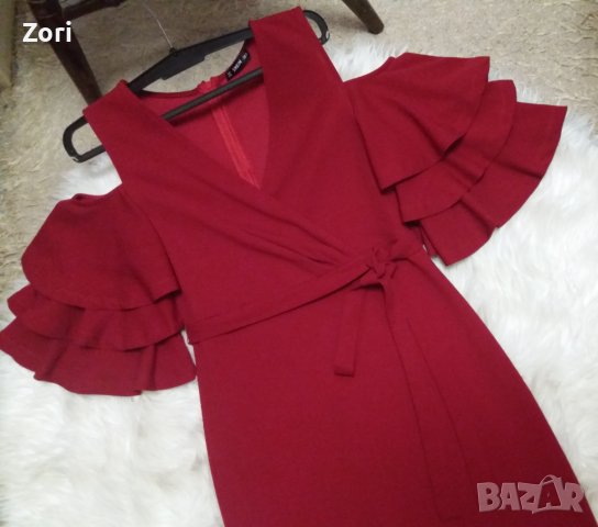 СТИЛНА и ЕЛЕГАНТНА червена рокля по тялото с отворени рамене и къдрички около тях, снимка 2 - Рокли - 41378975