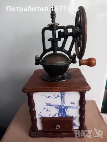 антикварна голяма кафе мелачка перфектно състояние 