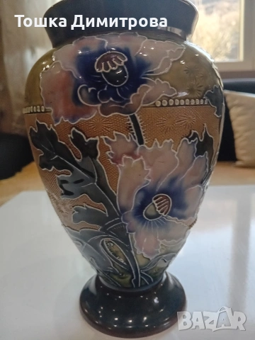 Старинна керамична ваза с ръчно нарисувани рисунки 