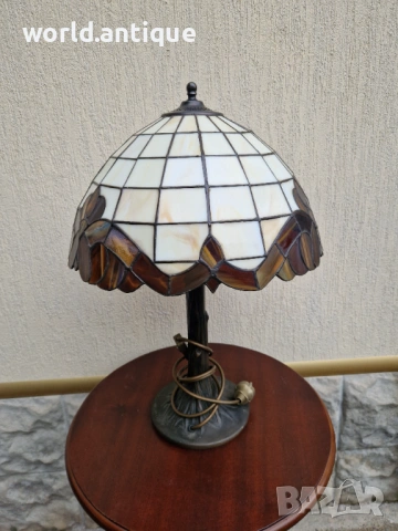 Прекрасна голяма настолна лампа Тифани 