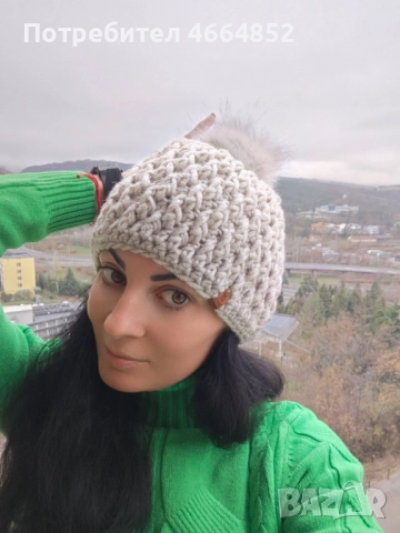 Ръчно плетена релефна шапка „Виктория“ с подвижен пухкав помпон, снимка 3 - Шапки - 52592150