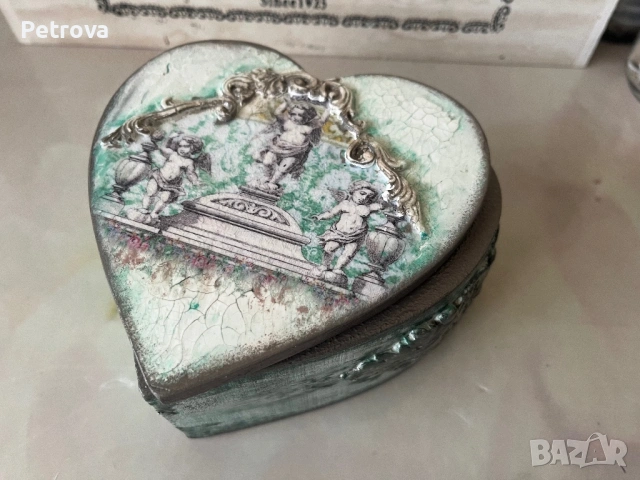 Елегантна кутия за бижута във винтидж стил.