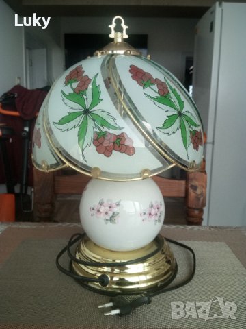 Продавам интересна ,стилна и старинна,настолна лампа-1997 .Работеща.Пали се с докосване(тъч скрийн)., снимка 2 - Антикварни и старинни предмети - 42684946