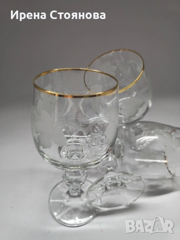 5 броя кристални чаши за вино Bohemia. Златен, плътен кант и гравюра с гроздов декор, снимка 2 - Чаши - 53390477