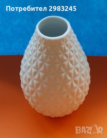 Бяла керамична ваза