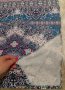 Рокля с остро деколте и тънки презрамки в синьо-розов пейсли принт, снимка 4