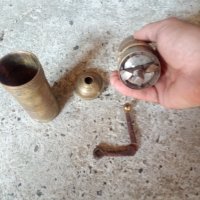 Османска бронзова мелничка за подправки, снимка 2 - Антикварни и старинни предмети - 41328965