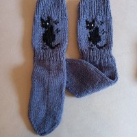 Ръчно плетени мъжки чорапи с вплетен котарак, размер 42, снимка 1 - Мъжки чорапи - 41771161