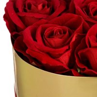Кутия с 7 изкуствени рози, Червена панделка, 20x20 cm, снимка 3 - Романтични подаръци - 35833263