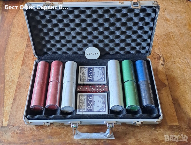 покер комплект в луксозен метален куфар 300 чипа, 2 тестeта с карти, снимка 1