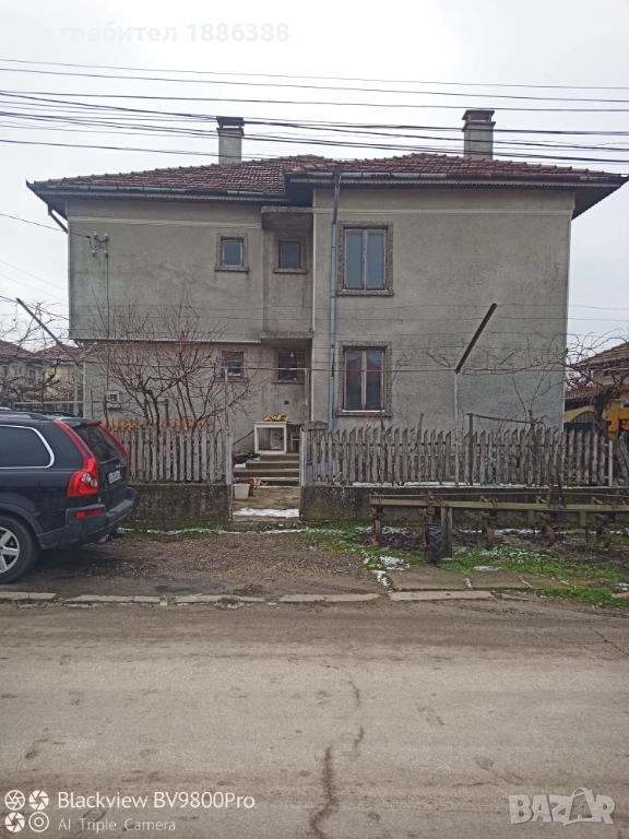 Двуетажна тухлена къща с гараж, снимка 1